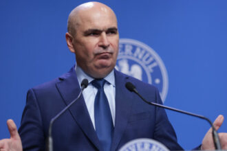 bolojan la inaugurarea unei linii de asamblare pentru mercedes in alba aceste investitii inseamna acces la piete mari 68ece65c7a11f