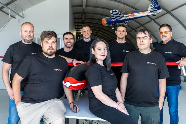 BraveX Aero colaborează cu Uniq Things UG pentru gestionarea roiurilor de drone în inovația românească 1 bravex aero producator roman de drone a semnat un parteneriat cu germanii de la uniq things ug pentru coordonarea roiurilor de drone 69009a1b4d3dd