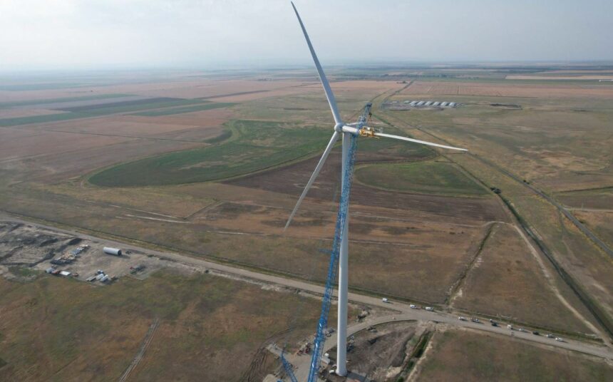 Progresul impresionant al construcției parcului eolian VIFOR, un gigant al energiei verzi din România 1 cum merg lucrarile pe santierul parcului eolian vifor unul dintre cele mai mari din romania care se construieste acum video 68e80a07bd649