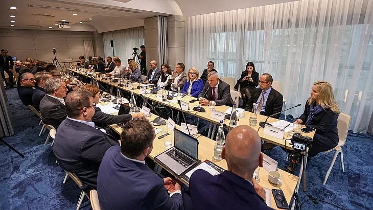 Împreună în tranzacții: Importanța comunicării eficiente între traderi și decidenți 1 dincolo de evidente de ce e nevoie ca traderii si factorii de decizie sa vorbeasca aceeasi limba 68eccd6a7203e