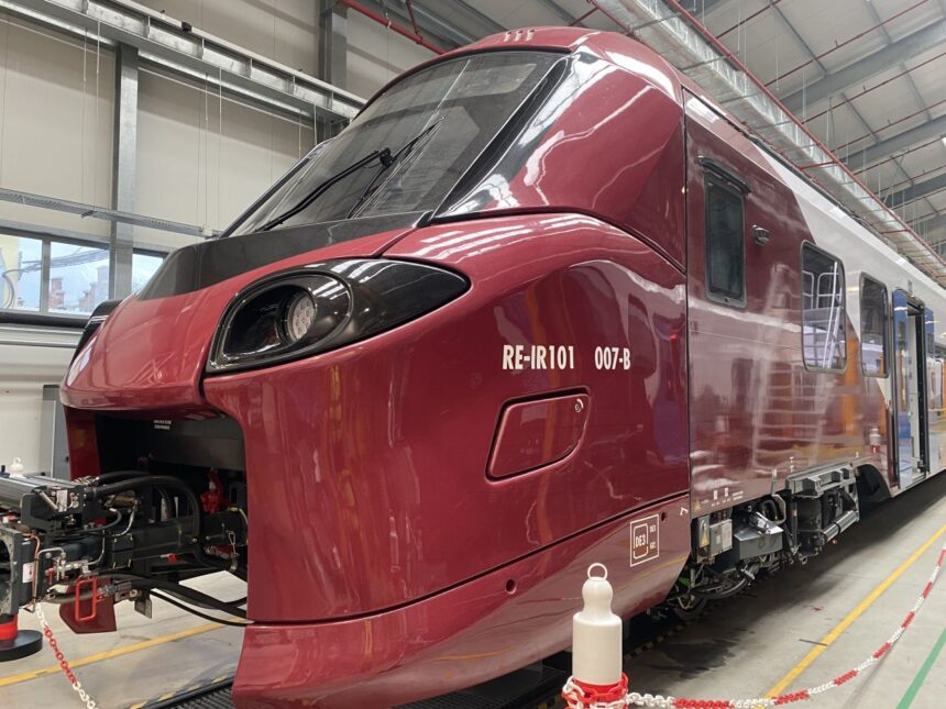 Coradia Stream 007 a sosit la depozitul Alstom Grivița din România 1 foto coradia stream 007 pentru romania a ajuns in depoul alstom grivita 68f295c6cede7