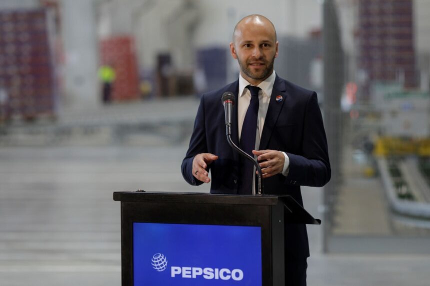 PepsiCo deschide o linie de îmbuteliere inovatoare în România, cu o investiție de 8,5 milioane de dolari la fabrica din Dragomirești 1 gigantul pepsico inaugureaza o noua investitie in romania o linie de imbuteliere doze la fabrica de bauturi din dragomiresti valoarea investitiei se ridica la 85 milioane de dolari 68ee129ae1740