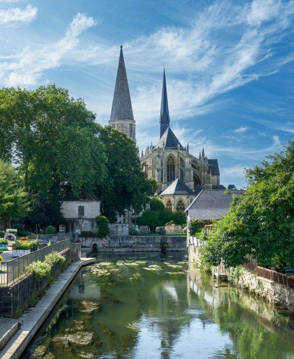 Instanța oprește o afacere discutabilă între o metropolă și un gigant al opulenței 1 justitia a blocat o tranzactie controversata intre un oras si un imperiu al