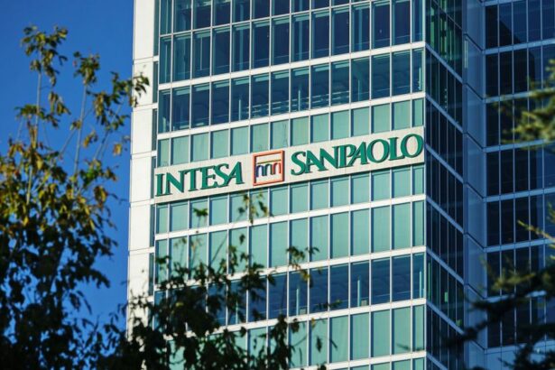 maine 31 septembrie dispare oficial o banca din romania ce trebuie sa stie toti clientii first bank si ce va face intesa sanpaolo pentru ei 6903c4539ce9f