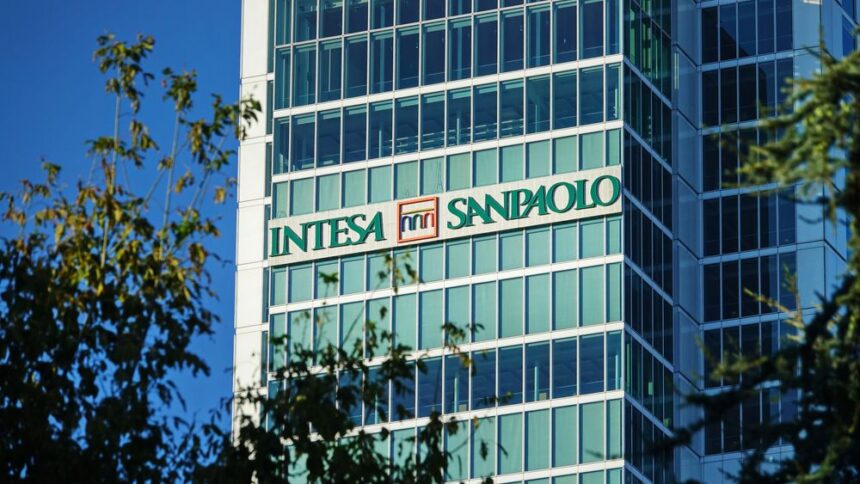Mâine, 31 octombrie, o bancă românească își încheie activitatea: informații esențiale pentru clienții First Bank și planurile Intesa Sanpaolo în sprijinul acestora 1 maine 31 septembrie dispare oficial o banca din romania ce trebuie sa stie toti clientii first bank si ce va face intesa sanpaolo pentru ei 6903c4539ce9f