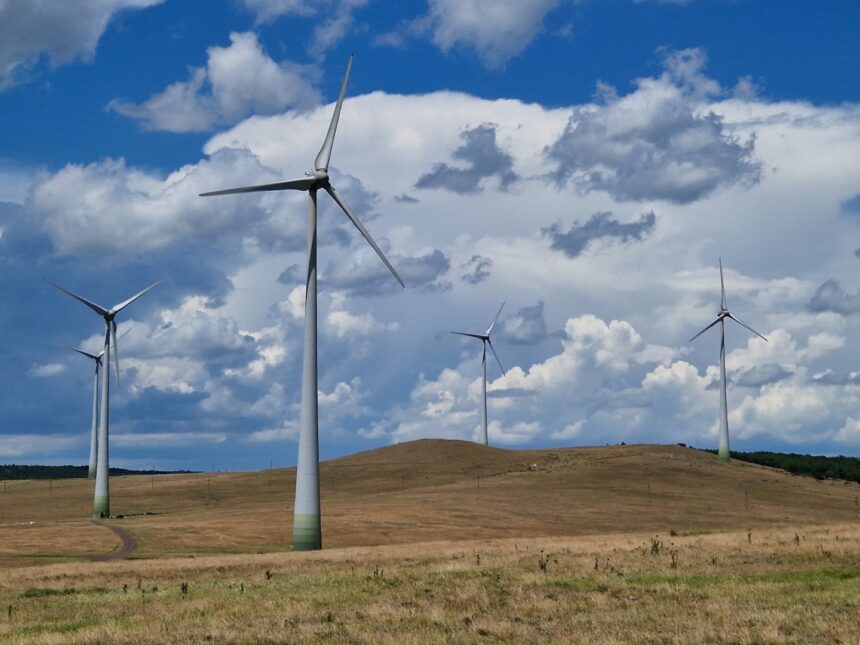 Fără vânt și cu cer acoperit, eolienele devin consumatoare de energie, iar termocentralele trebuie să fie puse în funcțiune la capacitate maximă pentru a face față cererii, în timp ce SEN se bazează pe importuri semnificative de electricitate 1 niciun pic de vant si cer innorat eolienele consuma curent nu produc si este nevoie ca termocentralele sa fie turate puternic ca sa acoperim parte din consum sen are nevoie de i 68ee025d40825