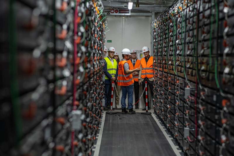 Giganții energiei: Cum fermele de baterii depășesc 400 MW în România și ce proiecte promițătoare se pregătesc 1 regii bateriilor febra stocarii energiei impinge dimensiunile fermelor de baterii la dimensiuni uriase de peste 400 mw care sunt cele mari proiecte din romania cu avize de racorda 68ffd78e4f7ea