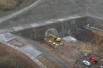 video au inceput lucrarile la tunelul robesti de pe a1 sibiu pitesti care va avea 900 de metri lungime imagini cu sapaturile in munte 68e647d4c133f