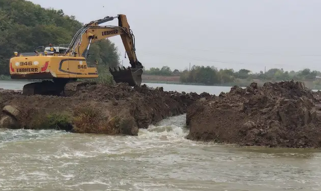 Autostrada A0 din jurul Bucureștiului: UMB se confruntă cu provocările unei furtuni în zona lacului Cernica 1 video autostrada bucurestiului a0 umb contra furtunii dezlantuite in zona lacului cernica 68e5358f3e609