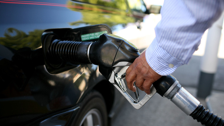 Prețurile combustibililor iau avânt: creșteri de trei ori în această lună. Care este următoarea majorare anunțată 1 video carburantii continua sa se scumpeasca preturile au crescut de trei ori luna aceasta cand este anuntata o noua majorare 690250640ee30