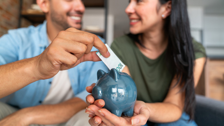 Aproape 500.000 de români au renunțat la economii în 2025: „Să păstrezi banii în numerar este o alegere riscantă” 1 analiza aproape 500 000 de romani si au inchis conturile de economii in 2025 pastrarea banilor cash este cel mai periculos scenariu 6929f4d90531a