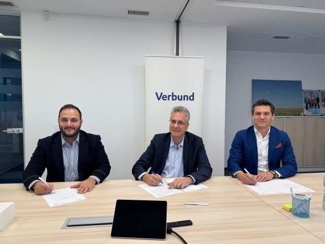 Austriecii de la Verbund lansează o baterie de 48 MW la parcul eolian din Dobrogea, cu sprijinul românilor de la Prime și Enevo pentru furnizare și instalare 1 austriecii de le verbund pun o baterie de 48 mw la parcul lor eolian din dobrogea romanii de la prime si enevo furnizeaza construiesc si racordeaza instalatia de stocare 69208b71cf5af
