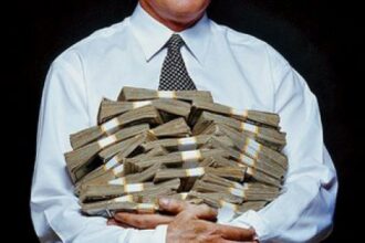 bancile lumii profit record in 2024 de peste 1 200 de miliarde de dolari inteligenta artificiala le ar putea taia 170 de miliarde din castiguri 692583740a6b3