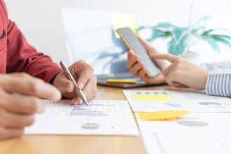 comerciantii spera sa acopere deficitul de vanzari de 10 din comenzile de sarbatori 691c21bfdb935