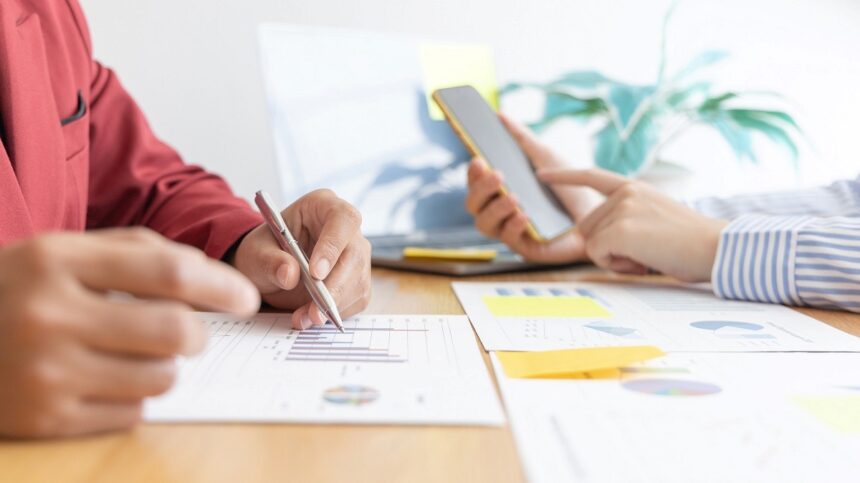 comerciantii spera sa acopere deficitul de vanzari de 10 din comenzile de sarbatori 691c21bfdb935