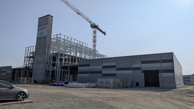 Transavia, lider în creșterea păsărilor, alocă 150 de milioane de euro pentru construirea unei unități de producție a hranei pentru animale, subliniind că 3% din alimentația pisicilor și câinilor din comerțul modern provine din România 1 crecatorul de pasari transavia investeste 150 de milioane de euro intr o fabrica de mancare pentru animale in comertul modern 3 din hrana de pisici si caini provine din romania 69124331931e2