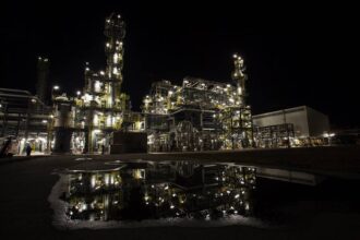 de ce sunt scumpi carburantii si ar putea fi si mai scumpi o problema globala care afecteaza si romania 691ec00e4856d