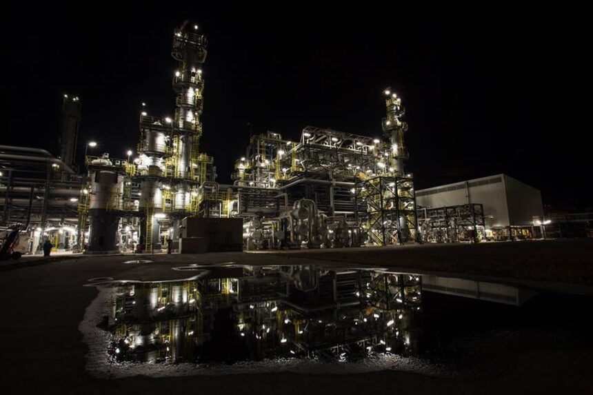 De ce prețul combustibililor este atât de ridicat și riscă să crească și mai mult? O provocare globală cu impact asupra României 1 de ce sunt scumpi carburantii si ar putea fi si mai scumpi o problema globala care afecteaza si romania 691ec00e4856d