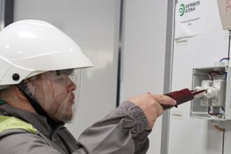 exclusiv electrica a depus oferta pentru achizitia distributie energie oltenia ultimul activ pe care il mai are gigantul macquarie in romania surse 690d08e47850c