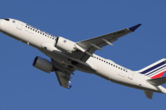 gestul aparent banal care te poate costa 20 000 de euro in avion companiile aeriene franceze introduc cele mai dure sanctiuni 692c9323345fe