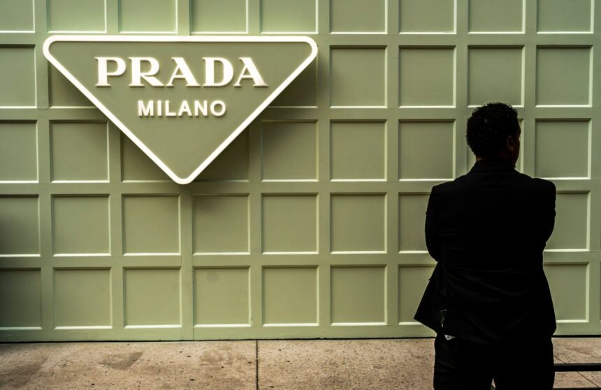 Prada își îndreaptă atenția către noi oportunități de achiziție, după ce a finalizat preluarea Versace 1 gigantul italian prada e interesat de noi achizitii dupa finalizarea cumpararii versace 69201e47cac0c