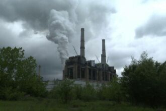 guvernul risca noi litigii pe 20 miliarde de lei din energia suprataxata oug 33 2025 reduce taxa la 80 dar producatorii avertizeaza ca problema nu este rezolvata 69209c3e6d291