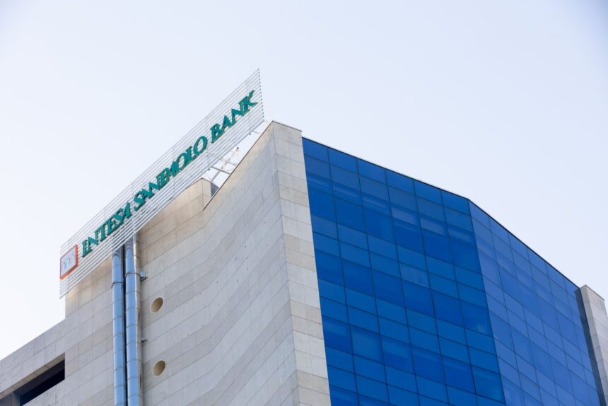 Intesa Sanpaolo Bank România, comunicat pentru clienții preluați de la First Bank 1 intesa sanpaolo bank romania mesaj adresat clientilor transferati de la first bank 690d998bb1be9