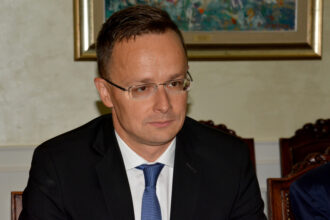 ministrul de externe al ungariei a calatorit astazi la belgrad pentru a discuta detalii despre ajutorul pe care il va oferi serbiei dupa ce livrarile de titei din croatia au fost oprite 6926df7499dc6