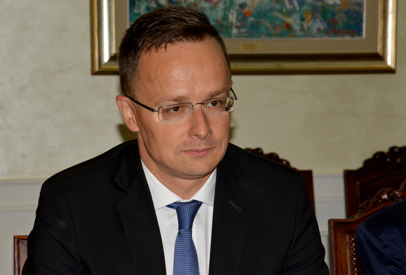 ministrul de externe al ungariei a calatorit astazi la belgrad pentru a discuta detalii despre ajutorul pe care il va oferi serbiei dupa ce livrarile de titei din croatia au fost oprite 6926df7499dc6