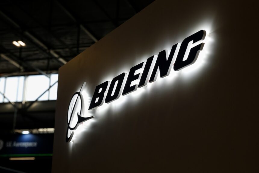 Angajații Boeing pun capăt unei greve de peste trei luni: Acordul de muncă a fost acceptat, iar impactul asupra producției de avioane de luptă a fost semnificativ 1 muncitorii boeing incheie o greva de peste trei luni acestia au aprobat acordul de munca protestul a afectat productia de avioane de lupta 6916d36f87883