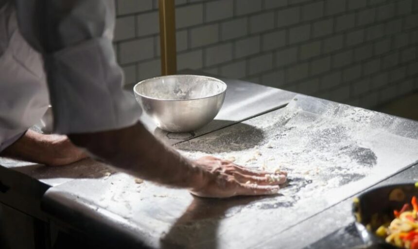 Românii cu dare de mână îmbrățișează o tendință inedită: angajează bucătari asiatici pentru a transforma casa într-un restaurant de lux – agenție de selecție a talentelor culinare 1 noua moda a romanilor instariti isi aduc bucatari profesionisti din asia care le transforma bucataria in restaurant privat agentie de recrutare 690887c34757a