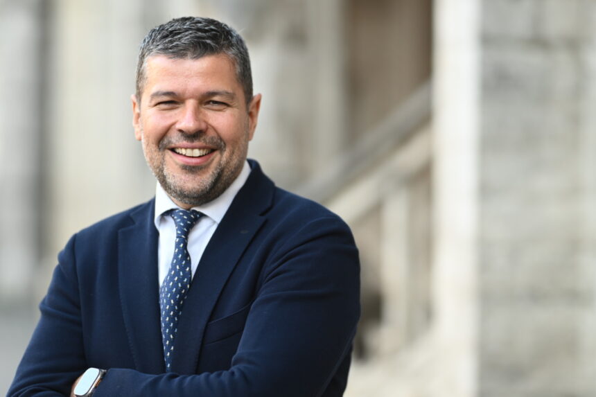 PPC intenționează să aducă în România conceptul de megafabrici de inteligență artificială din Grecia și Macedonia. Georgios Stassis: „Ne propunem să răspundem atât cerințelor energetice, cât și celor legate de date și inteligență artificială ale populației” 1 ppc vrea sa aduca si in romania modelul gigafabricilor de ai din grecia si macedonia georgios stassis vom servi atat nevoile de energie cat si nevoile de date si ai ale cetatenilor 690e24e4ab2cc