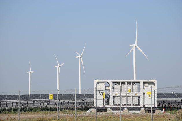 Producătorii de energie regenerabilă trag un semnal de alarmă: licitațiile pentru racordarea la rețea riscă să întârzie conectarea noilor capacități cu până la trei ani 1 regenerabilii avetizeaza ca racordarea la retea prin licitatie va bloca procesul de conectare a noilor capacitati si cer amanarea cu pana la trei a debutului licitatiilor 6915bdcade2dc