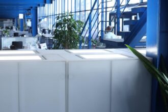 salariul mediu net din outsourcing industrie in care lucreaza circa 300 000 de oameni e de circa 7 600 lei 6915dc41dace5