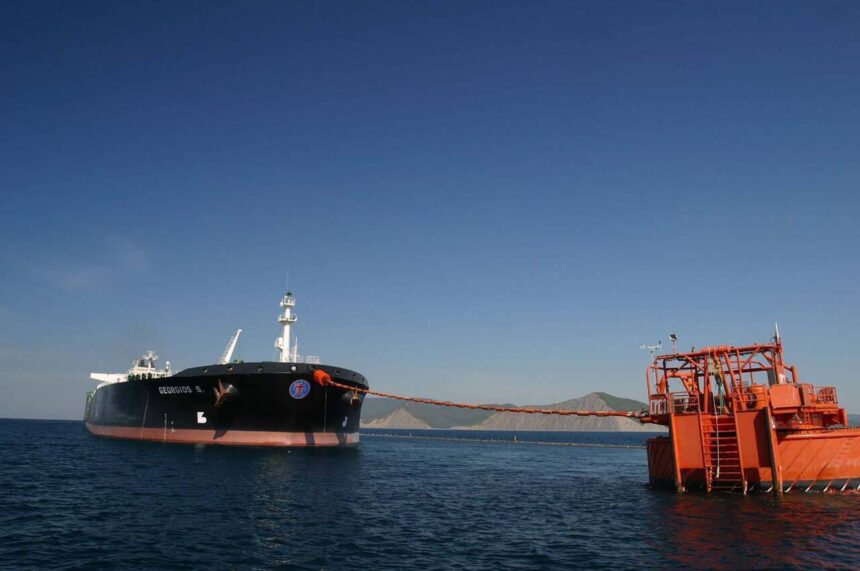 Atacul ucrainean asupra terminalului petrolier rusesc afectează livrările de țiței către România și provoacă creșterea prețurilor 1 terminalul petrolier rusesc din care pleaca titei inclusiv spre romania a fost lovit iar de ucraineni iar incarcarea petrolierelor a fost oprita presiune pe preturi 692c06778b402