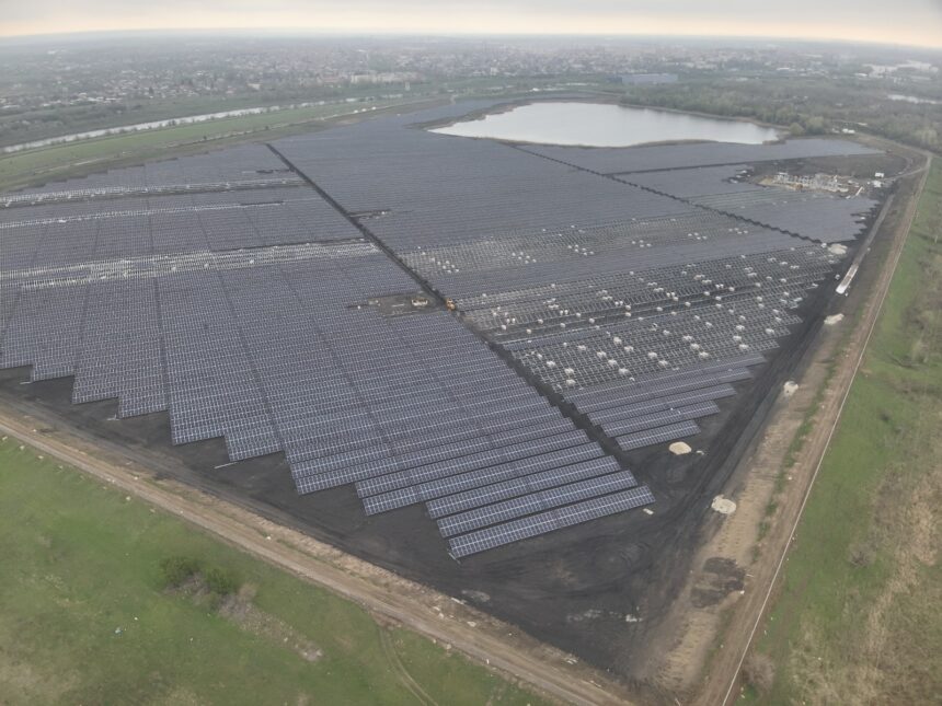 Un parc solar românesc își inaugurează oficial producția de energie. Care este amplasamentul și dimensiunile sale? 1 un nou parc fotovoltaic al unui grup romanesc incepe oficial productia de energie unde e si cat e de mare 691969a6d284b