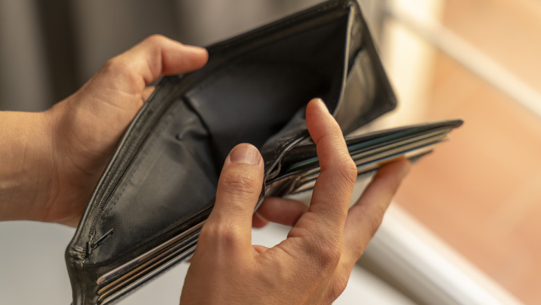 Loc de muncă, dar fără siguranță financiară: Unul din zece angajați se confruntă cu sărăcia și urmărește constant oferte atractive 1 video cu loc de munca dar fara stabilitate financiara un angajat din 10 este in pragul saraciei urmarim tot ce inseamna oferte 690f00d960701