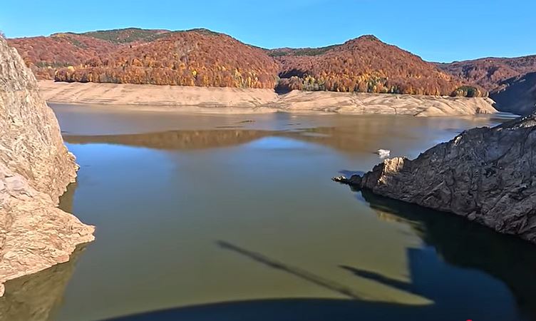 Lacurile se pregătesc de schimbare: Deversarea apei din Lacul Vidraru începe mâine, dar vechile probleme persistă 1 video o noua deversare de apa pentru golirea lacului vidraru incepe maine dimineata ce probleme au fost data trecuta care nu au fost rezolvate nici azi 691c8b8829401