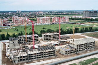 volumul lucrarilor de constructii a crescut cu 9 in 2025 se repara mult dar proiectele noi stagneaza si preturile locuintelor urca 691f01b381716