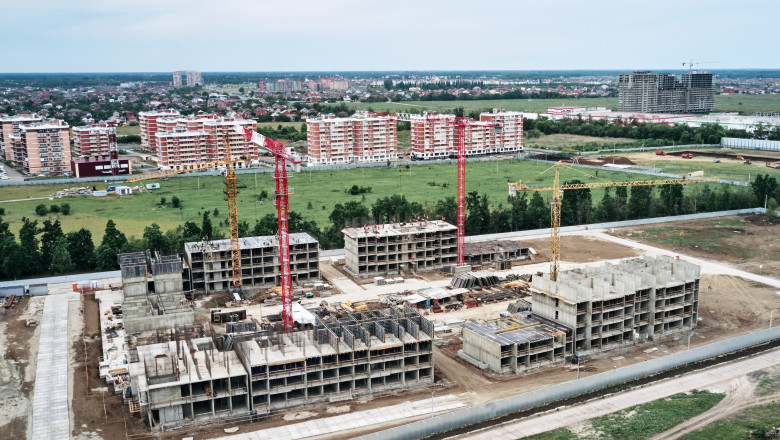 Sectorul construcțiilor a înregistrat o expansiune de 9% în 2025: „Reparațiile sunt frecvente, însă proiectele noi întâmpină dificultăți, iar prețurile locuințelor continuă să crească” 1 volumul lucrarilor de constructii a crescut cu 9 in 2025 se repara mult dar proiectele noi stagneaza si preturile locuintelor urca 691f01b381716