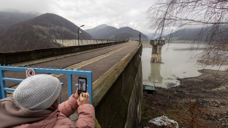 apele romane a reactionat la imaginile aparute cu barajul paltinu nu exista nicio avarie este un comportament normal de iarna 69365ce812a2c