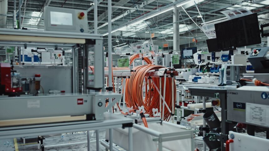 Aptiv închide porțile fabricii din Ineu, oferind angajaților compensații de până la zece salarii 1 aptiv a pus lacatul pe fabrica de la ineu pana la zece salarii compensatorii pentru angajati 6931ce58b64c2