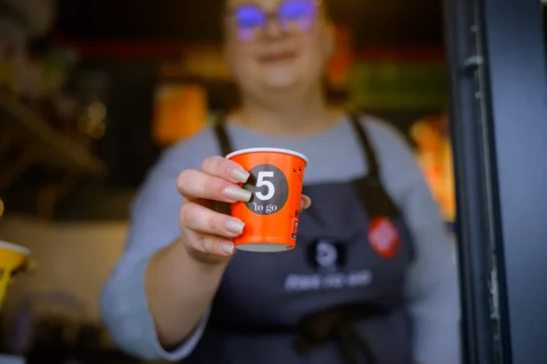 cafeaua 5 to go intra in benzinarii in urma unui parteneriat incheiat cu o retea nationala 6937fa95147d4