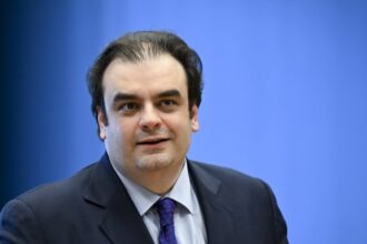 ministrul grec de finante kyriakos pierrakakis este noul presedinte al eurogrupului 693b1e7e1e851