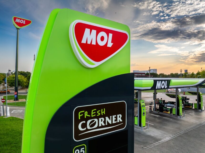 MOL își propune achiziția rafinăriilor și stațiilor de alimentare Lukoil din Europa 1 mol vrea sa cumpere rafinariile si benzinariile lukoil din europa 69319c44c6708