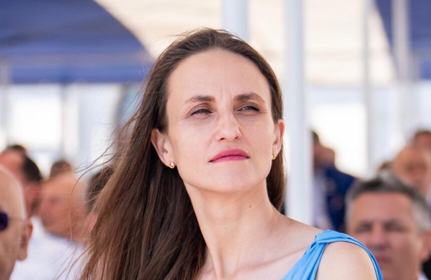 Oana Țoiu: Stațiile Lukoil își pot continua activitatea în mod legal până în aprilie 2026 1 oana toiu benzinariile lukoil pot functiona legal pana in aprilie 2026 6931dbb8f1ca7