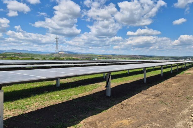 oradea construieste un parc fotovoltaic de 18 mw pe un depozit de zgura si cenusa 692ec604f3a89