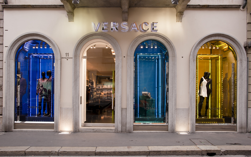 Prada achiziționează Versace pentru aproape 1,4 miliarde de dolari în cadrul unei tranzacții impresionante 1 prada a preluat versace printr o tranzactie in numerar de aproape 14 miliarde de dolari 69300fdc62af2