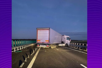 trafic blocat pe drumul expres craiova pitesti dupa ce un tir a lovit parapetul si a ramas blocat 693a8712d037b
