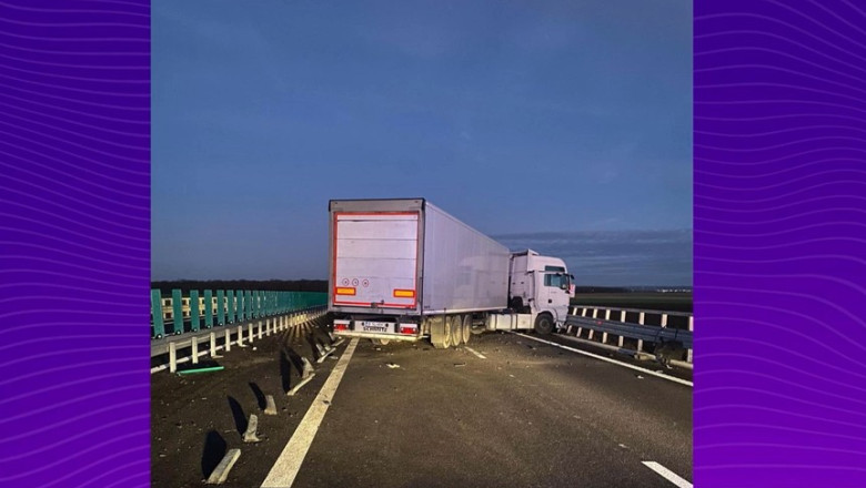 Incident pe Drumul Expres Craiova-Pitești: TIR accidentat blochează circulația 1 trafic blocat pe drumul expres craiova pitesti dupa ce un tir a lovit parapetul si a ramas blocat 693a8712d037b
